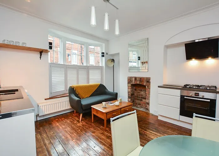 The Location- 1 Free Private Parking Space - 60 Second Walk 2 Minster!
