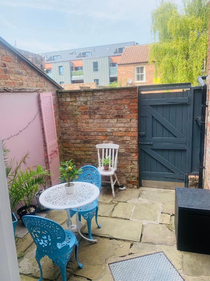 The Location- 1 Free Private Parking Space - 60 Second Walk 2 Minster!